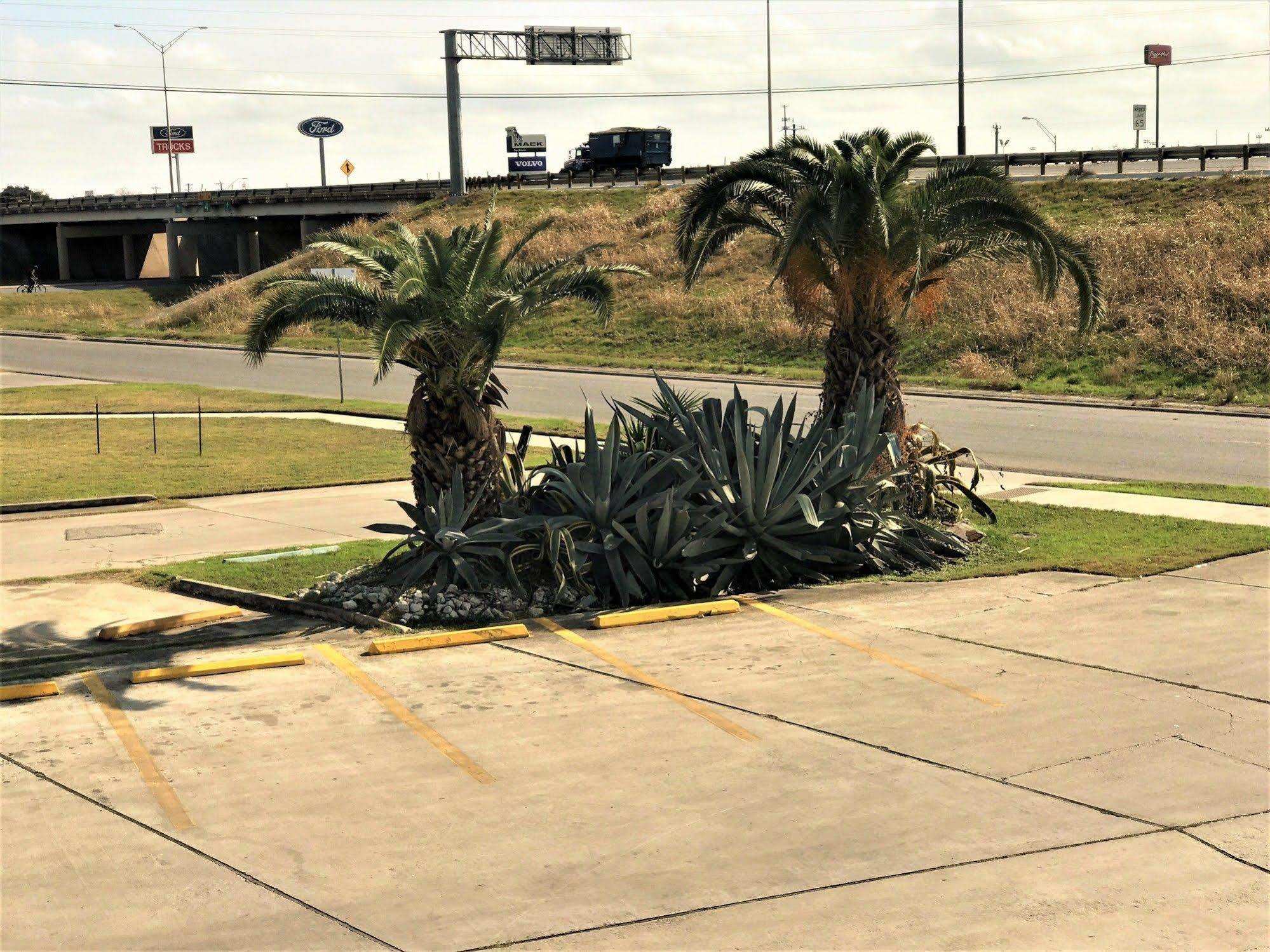 Hometowne Studios By Red Roof San Antonio E - Frost Bank Center Luaran gambar